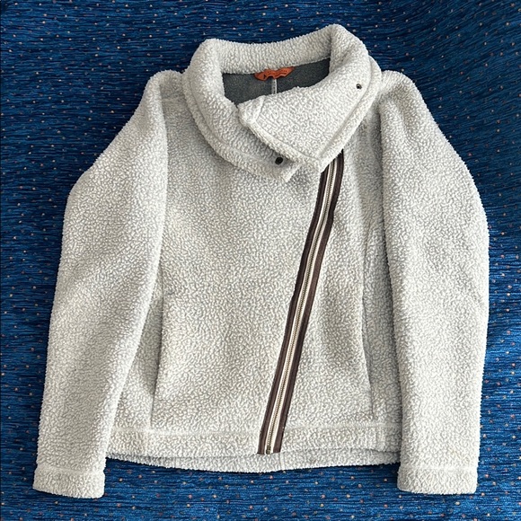 Basin + Range brand Stylish off-white Sherpa style Jacket with Diagonal Zipper - Picture 2 of 10
